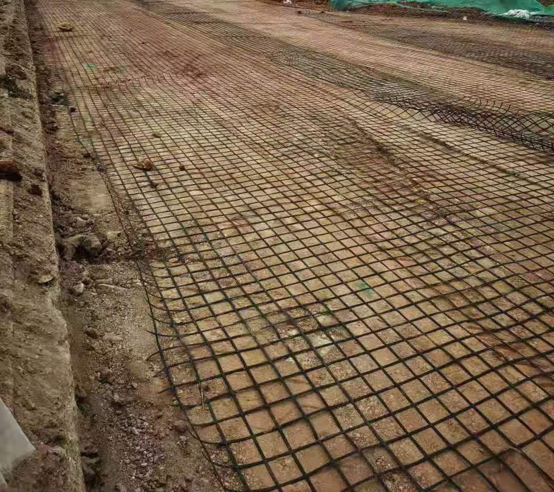 Geogrid for roads: subgrade stabilization and base reinforcement